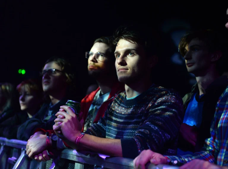 Publikum in der ersten Reihe beim Sŵn Music Festival