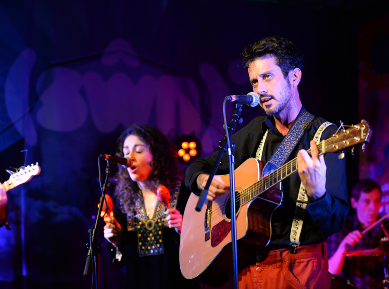 スーン・フェスティバルのステージに立つミュージシャン