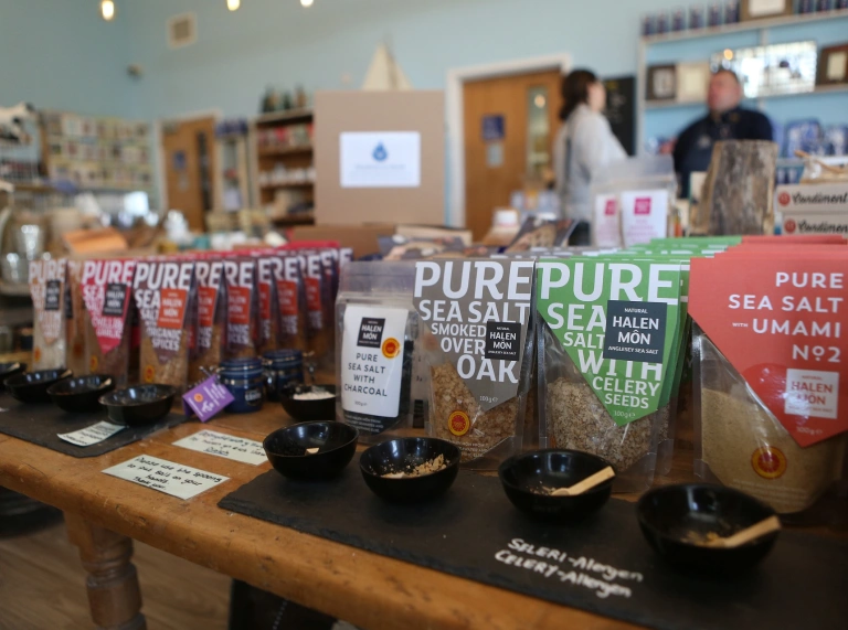 Paquetes de sal en un mostrador.