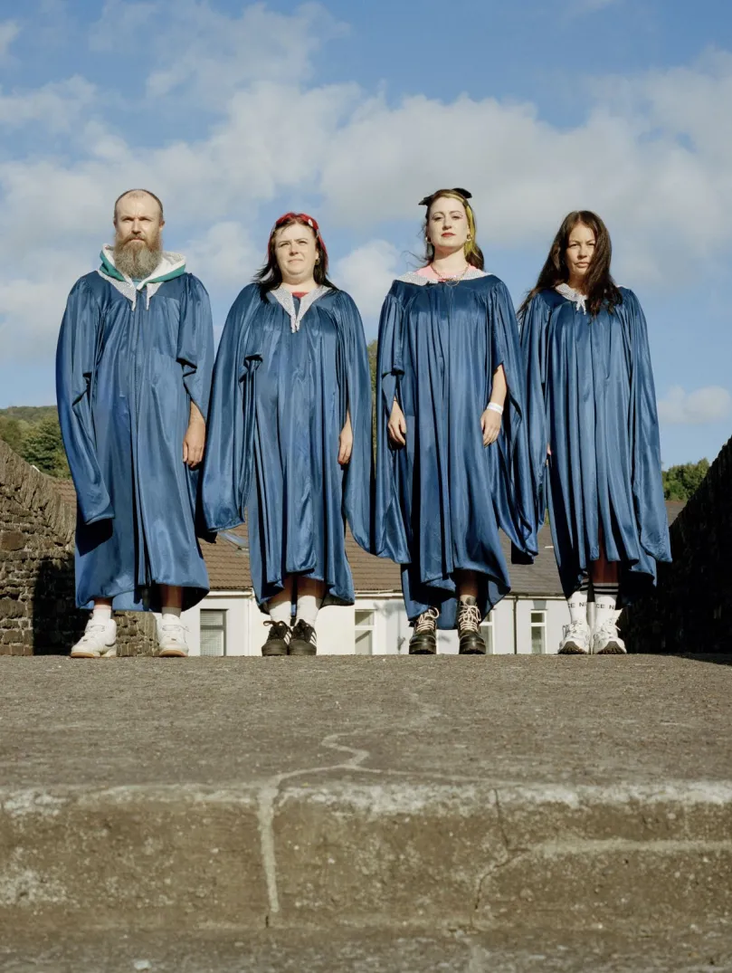 Vier Mitglieder der Band HMS Morris stehen zusammen.