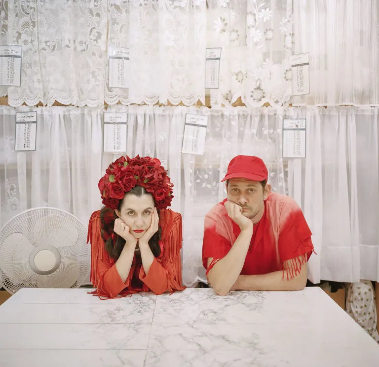 Los dos miembros de Rogue Jones sentados con la cara en las manos.