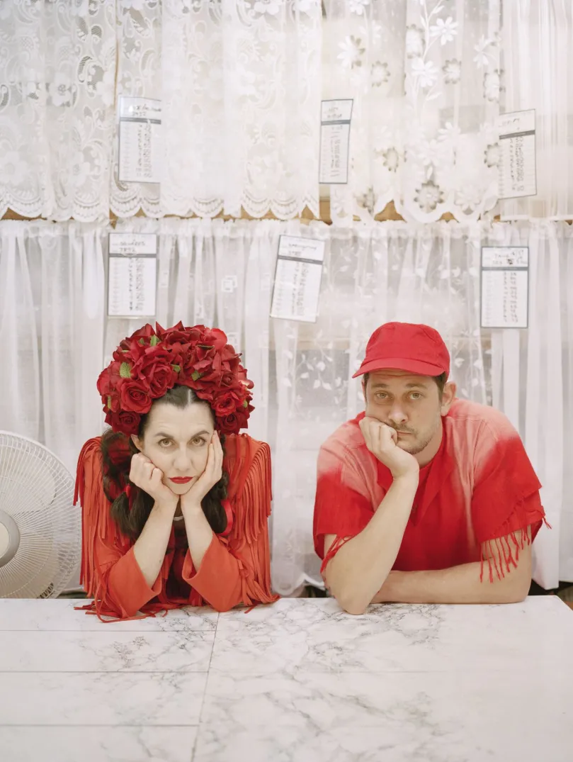 Zwei Mitglieder der Band Rogue Jones sitzen da, mit den Händen vor den Gesichtern.