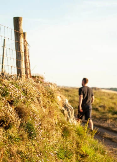 Un randonneur sur le sentier côtier du Pembrokeshire.