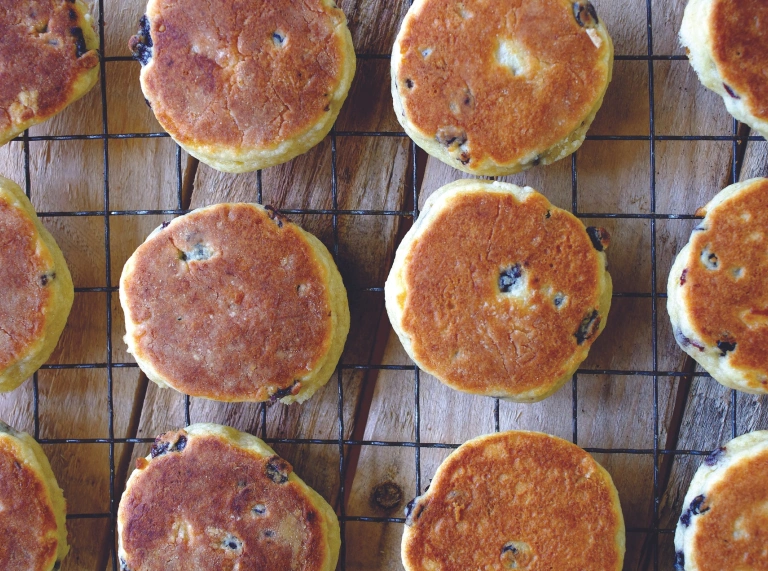 Eine Nahaufnahme eines auf einem Rost abkühlenden Welsh Cakes.