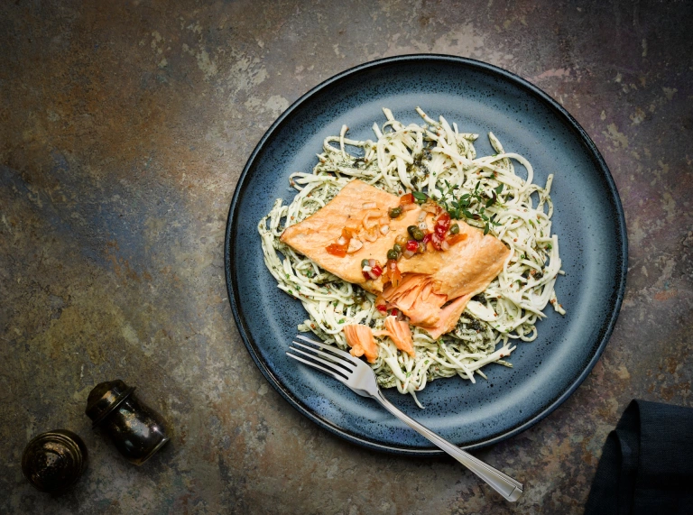 Un plato de remoulade de apio nabo con Sewin cocido encima.