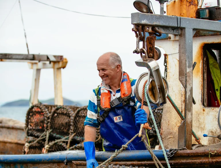 Attraper des coquillages sur le côté du bateau