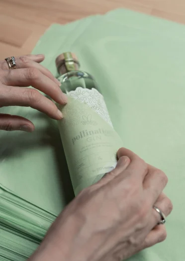 Gin in Gewebe verpacken