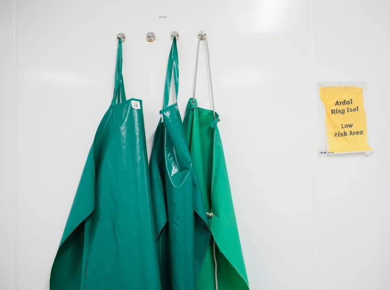 Tabliers suspendus dans l'usine Halen Môn