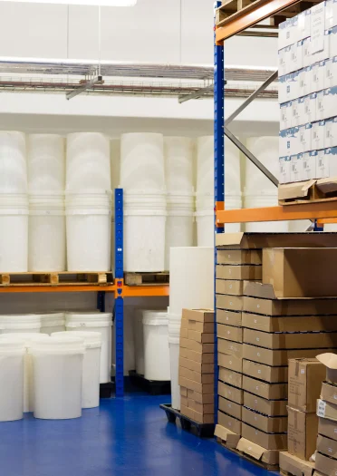 Du sel emballé sur des étagères dans l'entrepôt