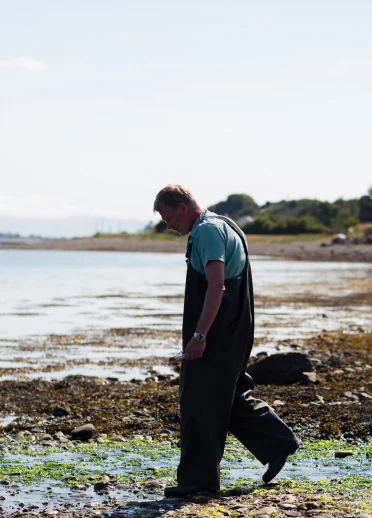 David Lea-Wilson ramassant du sel