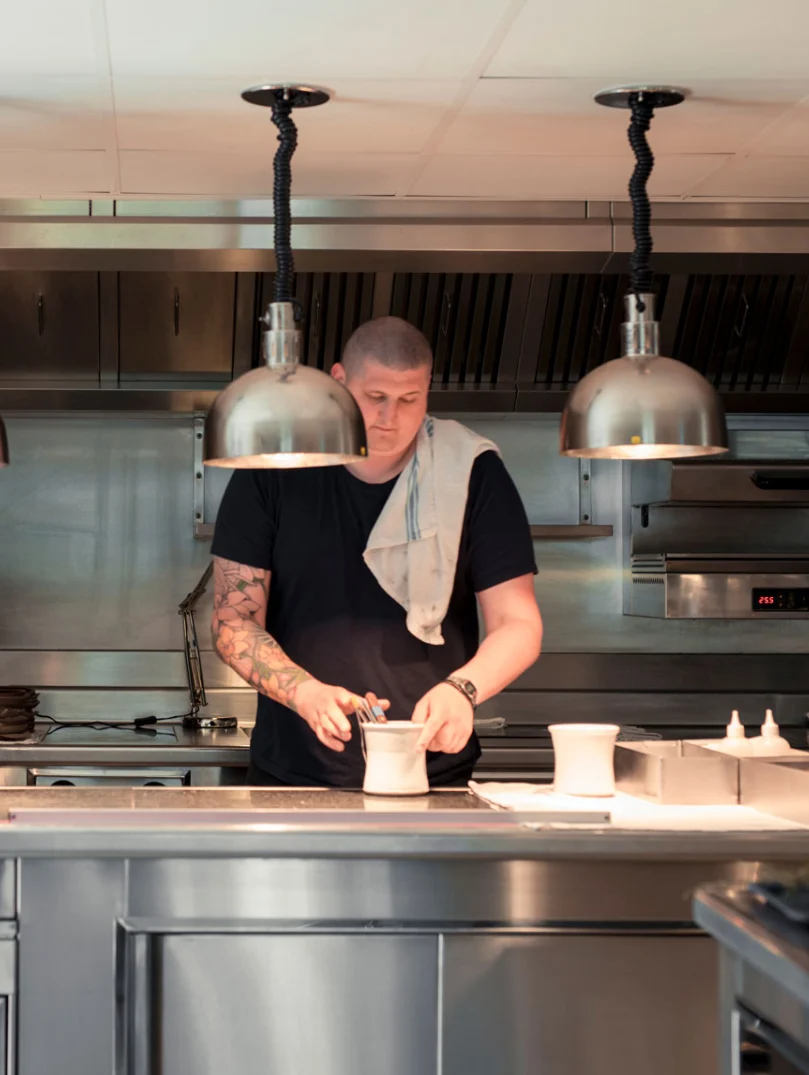 Cocina con hombre (chef) preparando la comida