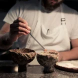 Chefkoch beim Anrichten in einem Restaurant