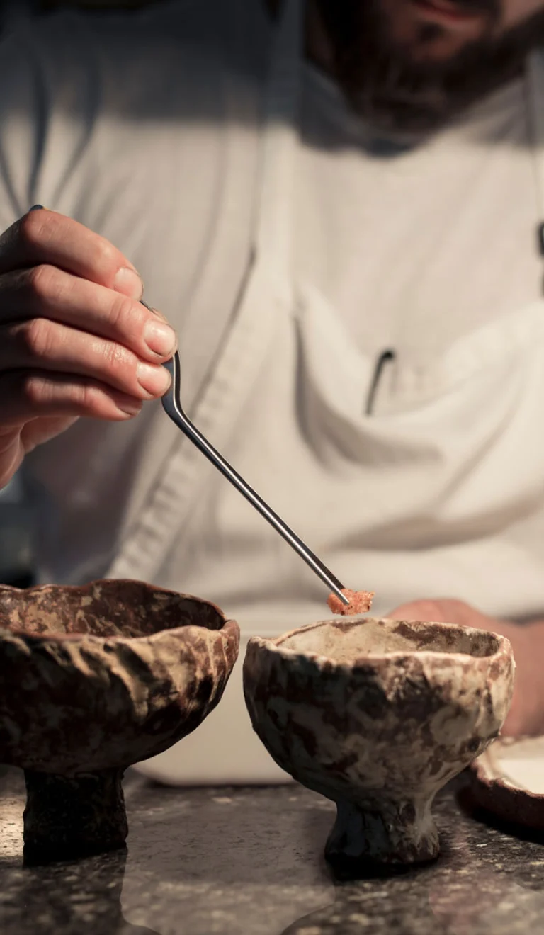 Chefkoch beim Anrichten in einem Restaurant