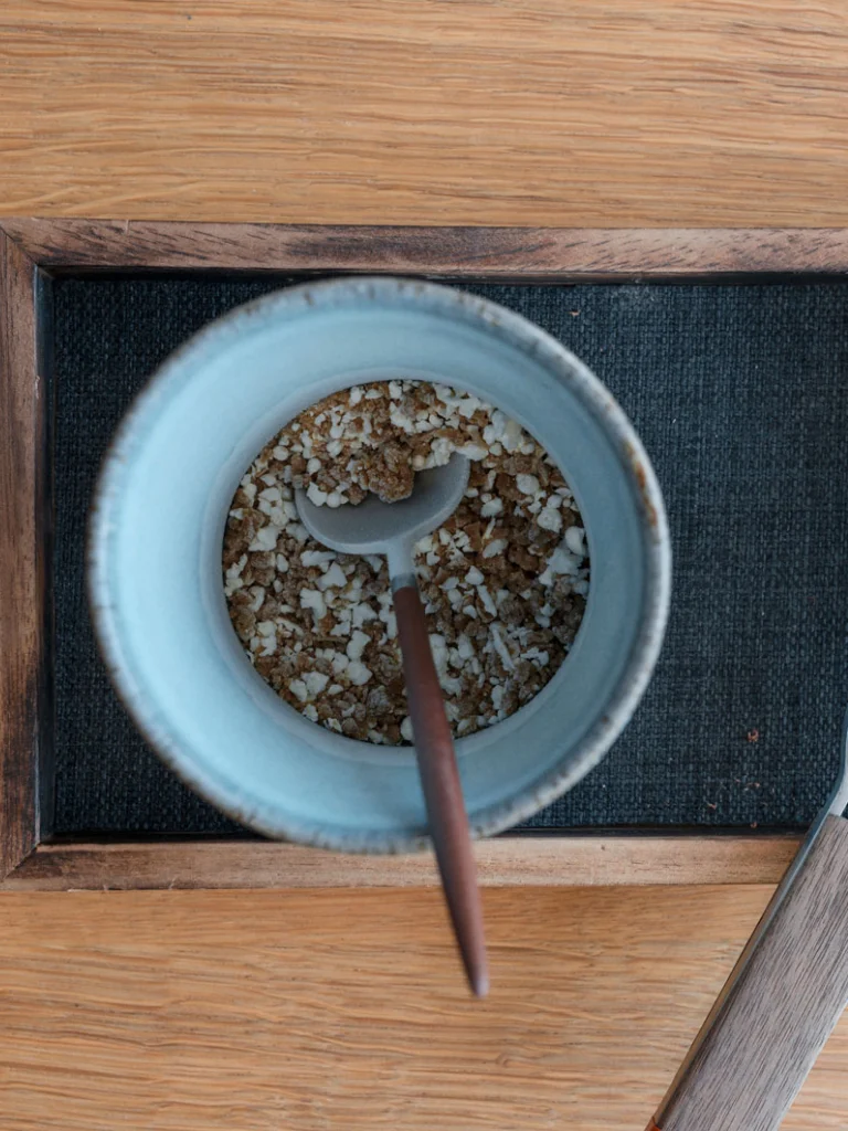 Rallar los ingredientes en un bol