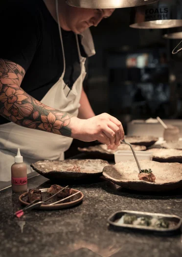 chef sirviendo comida