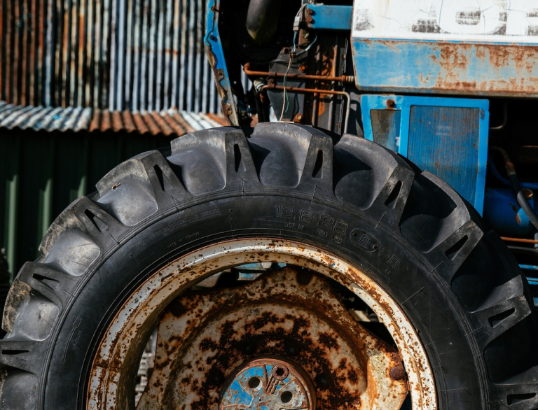 Cerca de una rueda de tractor en Blaengawney Farm, donde se produce Hallets Cider.