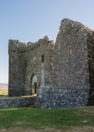 Weobley Castle, Gower, avec un ciel bleu en arrière-plan.
