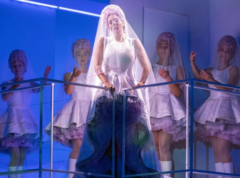 Un grupo de cantantes de ópera actuando en escenario