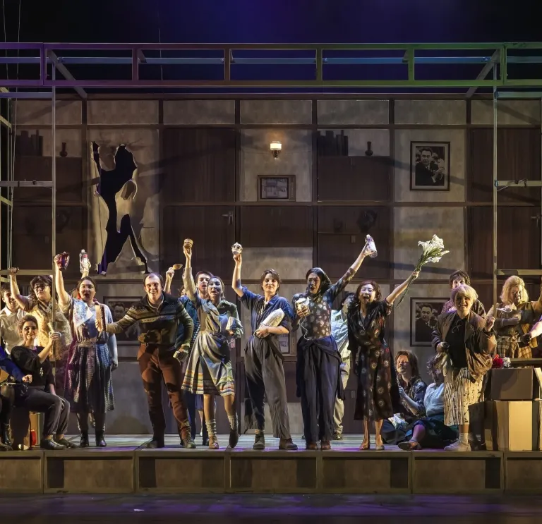 El elenco de una gran producción de ópera actuando en escenario