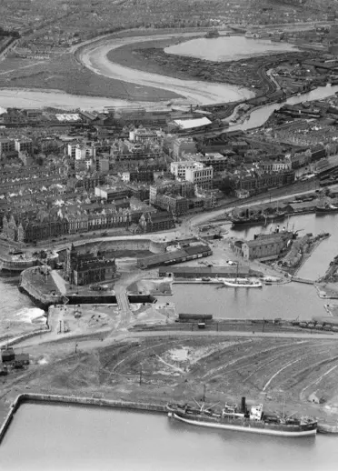 Imagen aérea en blanco y negro de los muelles de Cardiff (histórico)