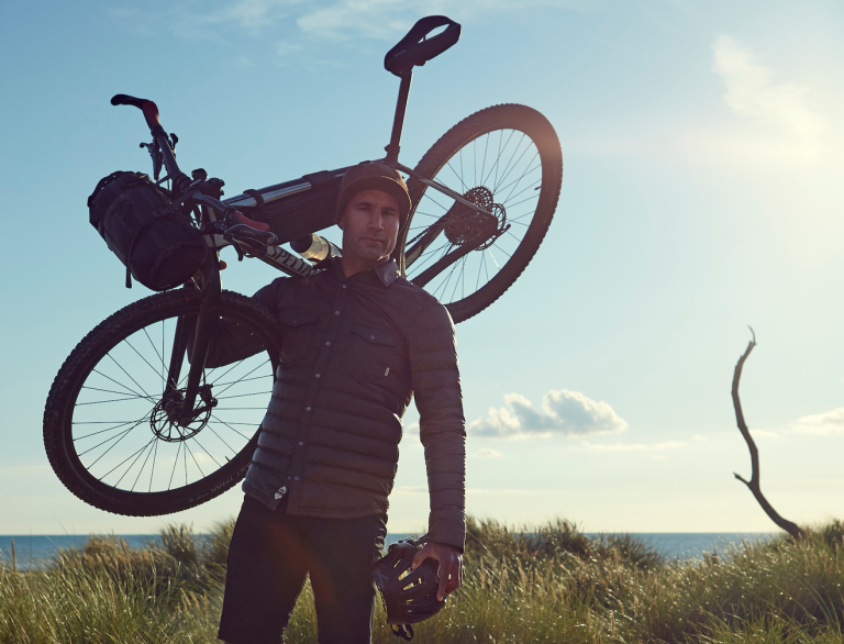 Richard Parks llevar su bicicleta de montaña