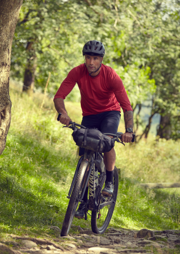 Una vista exterior de un hombre en bicicleta de montaña
